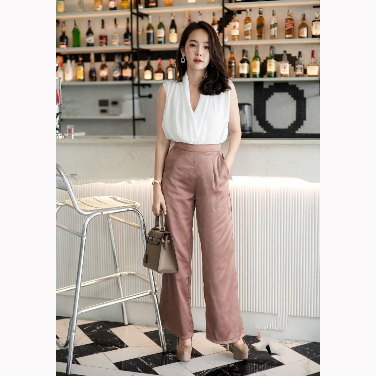 kudapy เซตเสื้อ+กางเกงใส่ออกงาน สีม่วงแดง และสีน้ำตาล เสื้อคอวีไขว้อก จับจีบสวยมากค่ะ กางเกงขากระบอกงานซานตินผ้าทิ้งตัวทรงสวยค่ะ