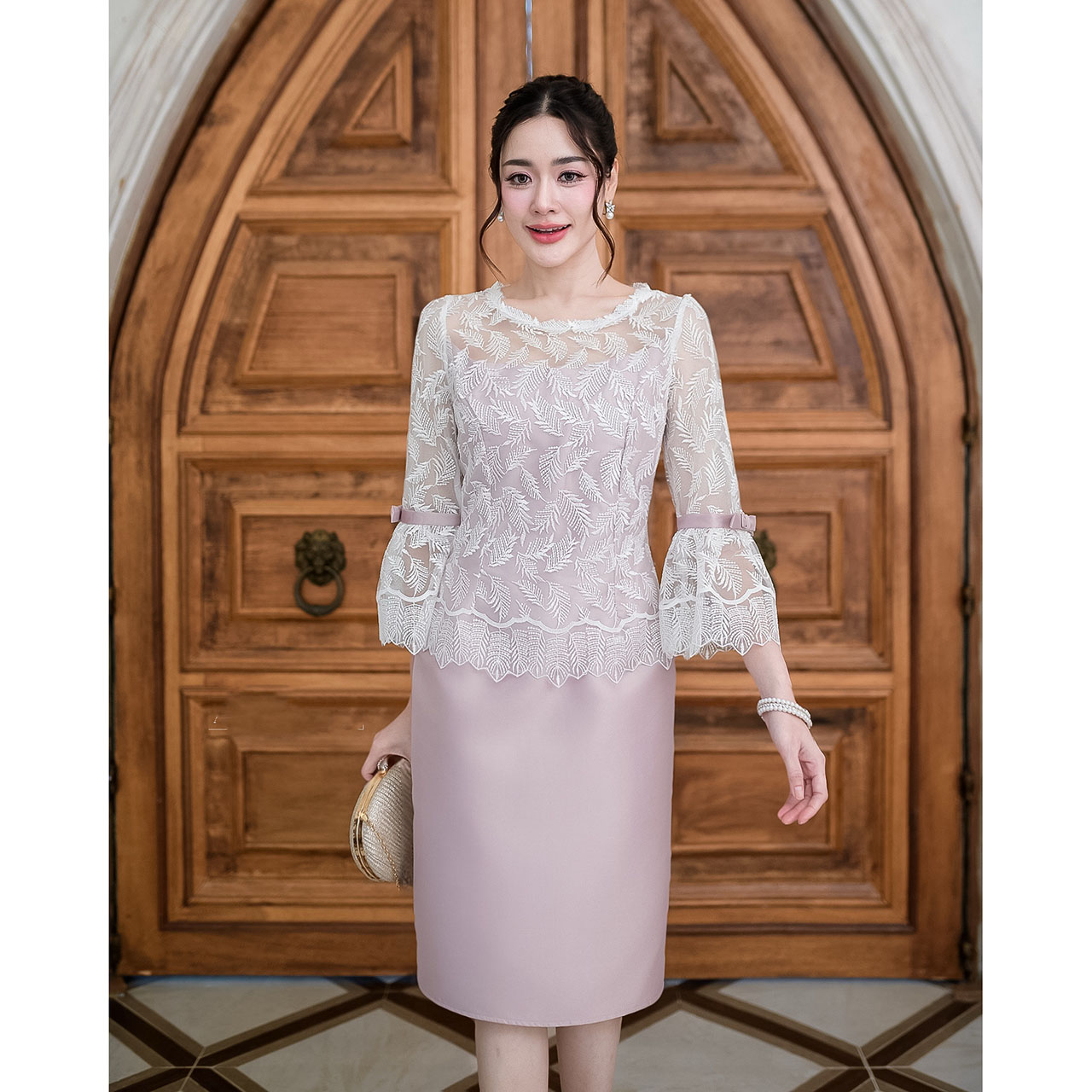 kudapy เดรสสั้นสีทูโทน(ชมพูอ่อน/ขาว)/สีชมพู/สีเหลืองทอง ผ้าไหมแขนยาวระบาย เป็นงานผ้าตาข่ายปักลาย ลายเรียบหรูลายใบไม้เรียงรายสวยงาม