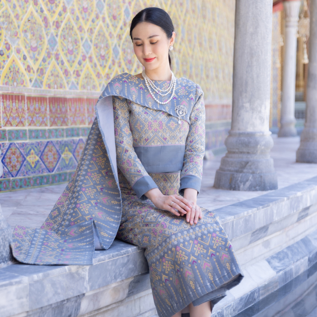 kudapy ชุดผ้าไหมทอลายสีแดง สีเทา ชุดออกงาน ไปวัด ทำบุญ - รุ่นละอองดาว แต่งสไบ
