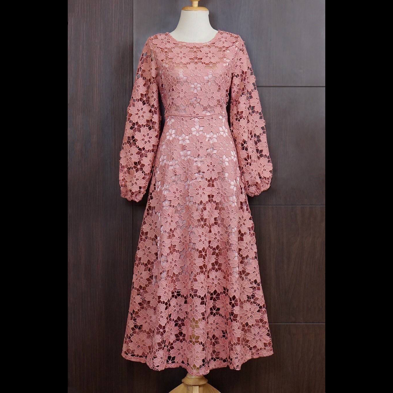 kudapy เดรสลูกไม้แขนยาว+เข็มขัด สีกรมท่า สีขาว สีเหลือง สีชมพู เดรสลายดอกไม้ลายชัดแน่นสวย ซิปยาวซ่อนด้านหลัง