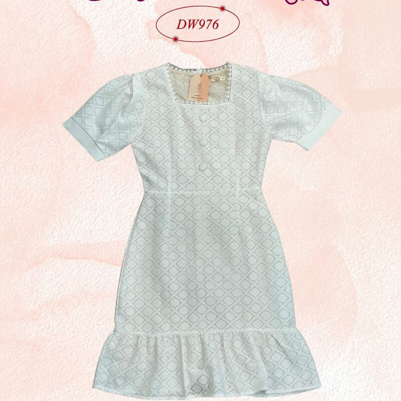 kudapy เดรสสั้นสีน้ำตาล/สีครีม/สีขาว ผ้าลูกไม้ คอเหลี่ยม ปลายกระโปรงอัดกรีบ มีซิปด้านหลัง ทรงเข้ารูป