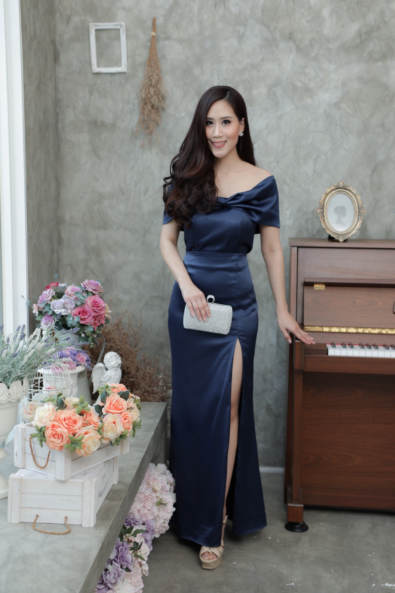 Set 2 ชิ้น เสื้อเปิดไหล่สีกรม+กระโปรงยาวทรงหางปลา ตัวเสื้อใช้ผ้าวาเลนติโน่ผสมซิมเมอร์สีพื้นเกรดพรีเมี่ยมSML