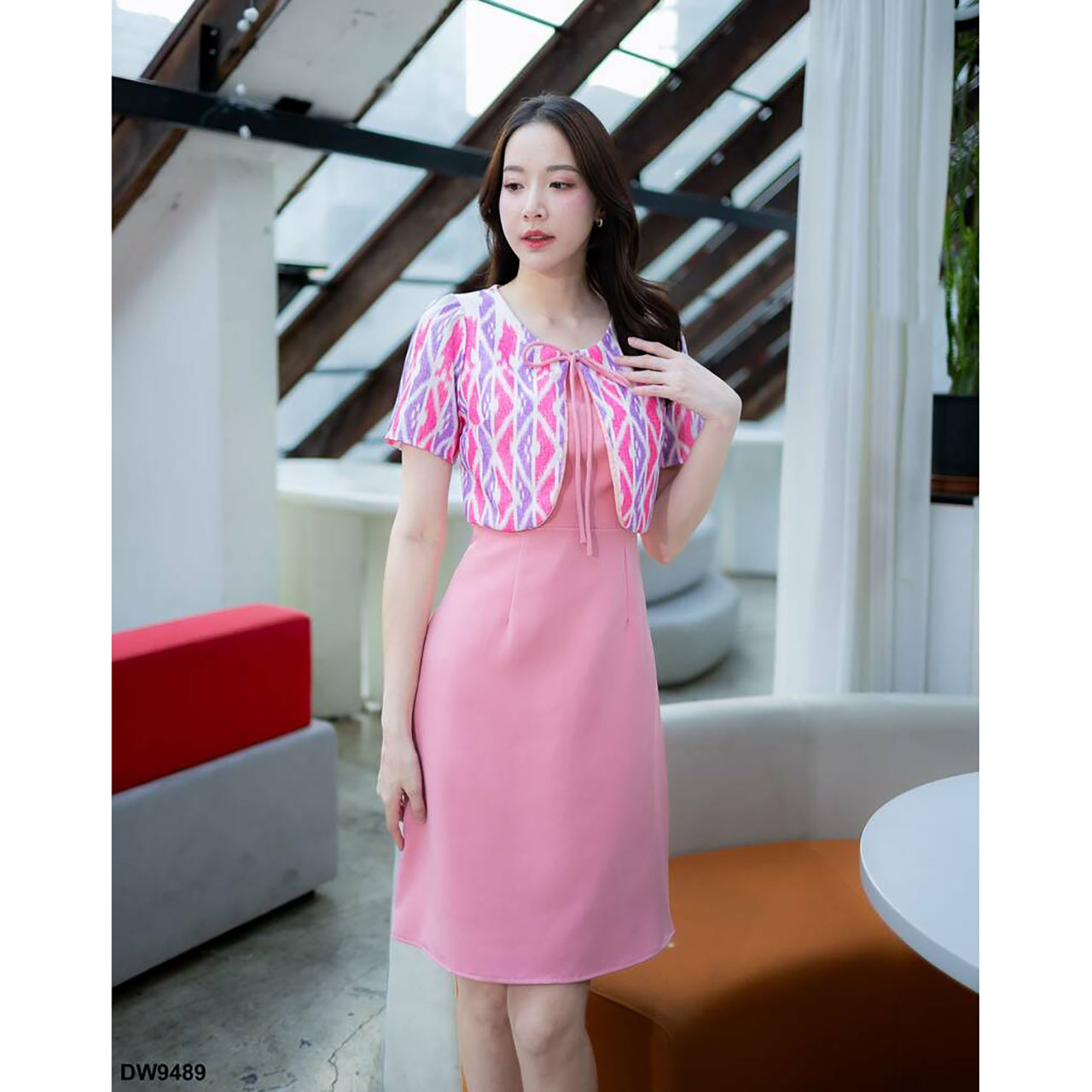 kudapy เดรสสั้นสีชมพู/สีเหลือง/สีฟ้า แต่งกั๊กลายไทยผูกโบว์