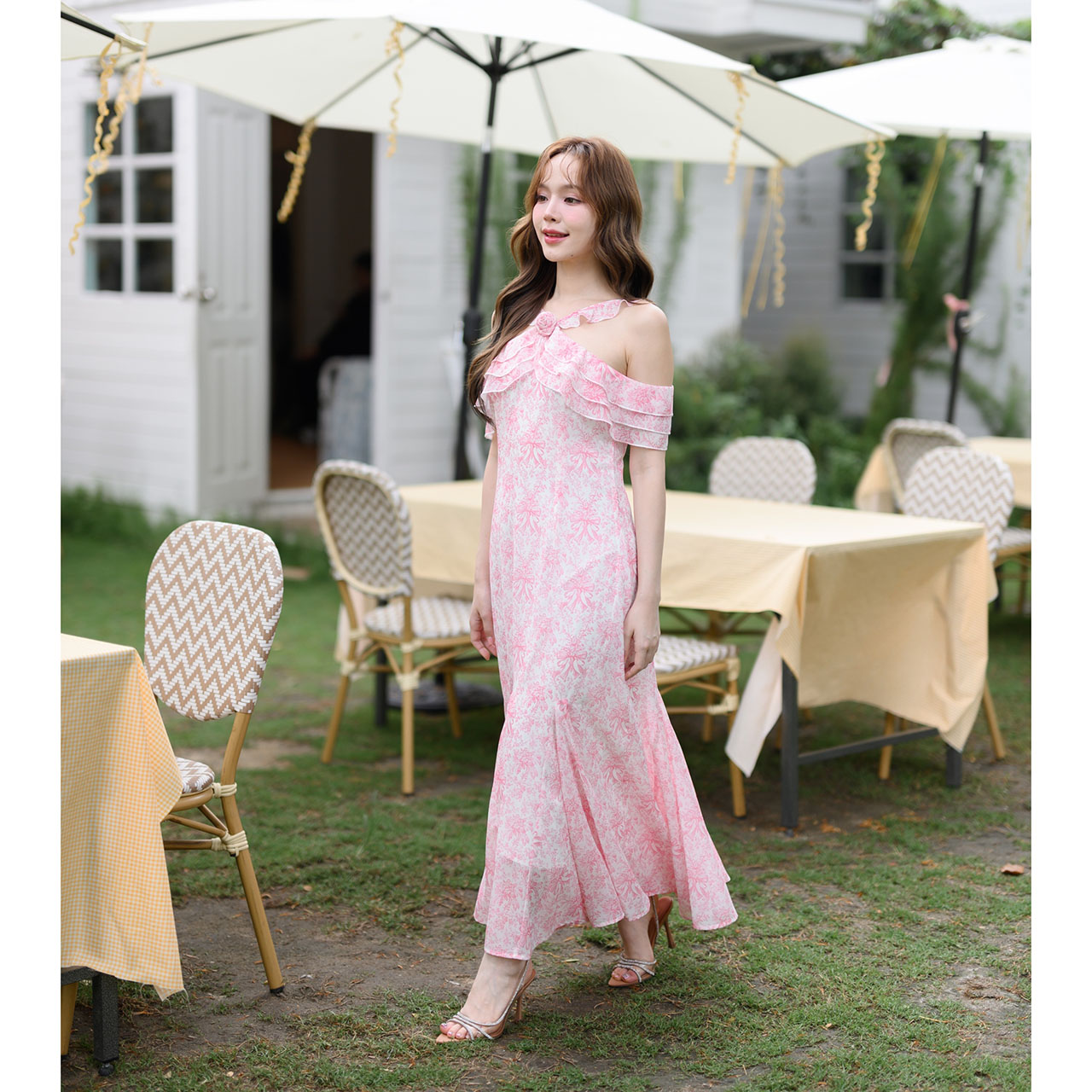 kudapy เดรสยาวสีชมพู ต่อระบายเลเยอร์ 3 ชั้นลงมาปิดแขนทั้ง 2 ข้าง ชายกระโปรงแต่งระบายพลิ้วสวย ทุกความเคลื่อนไหว คอติดเข็มกลัดดอกกุหลาบถอดออกได้