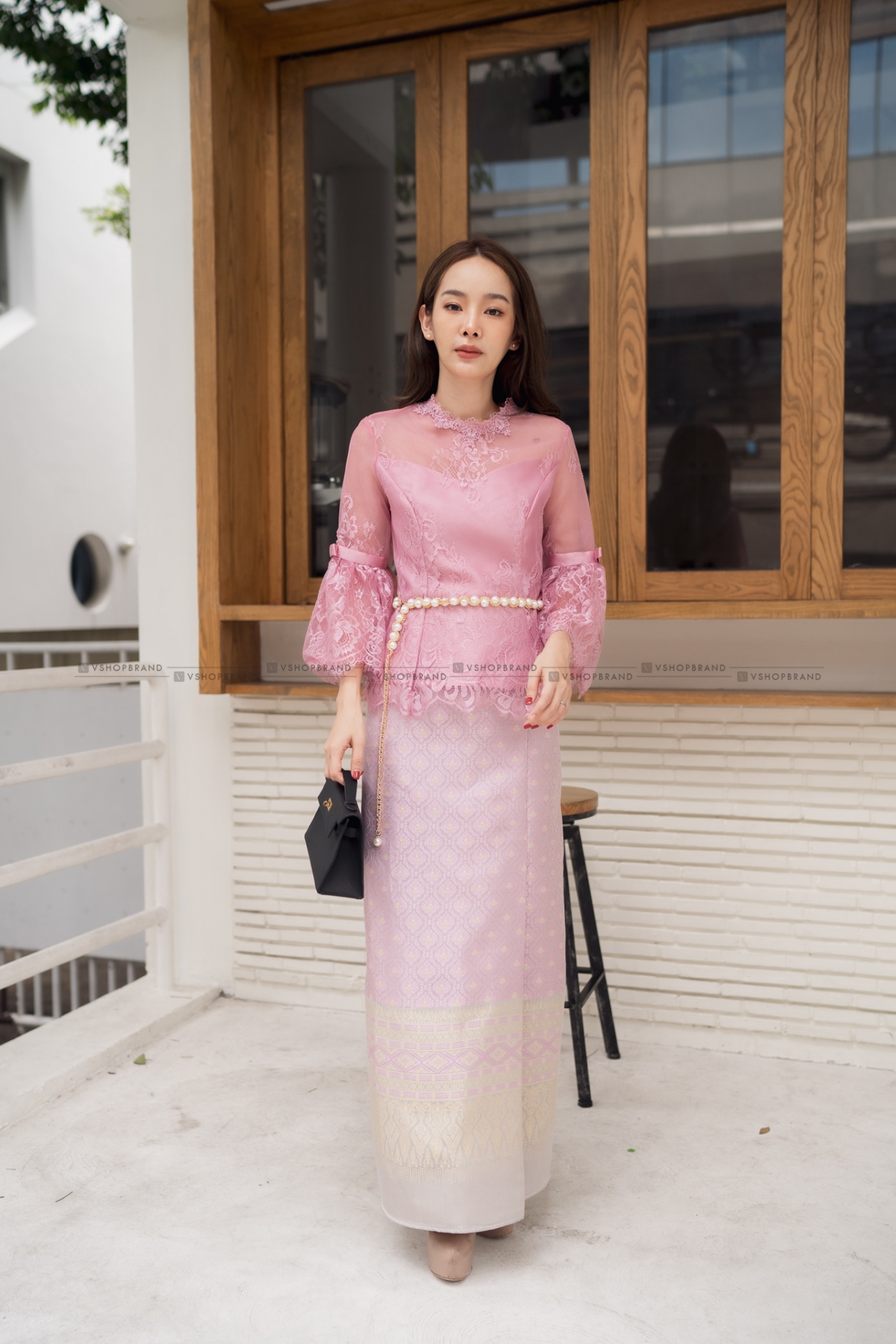 kudapy ชุดเซตไปงานแต่งสีขาว/สีชมพู set เสื้อลูกไม้แขนกระดิ่งยาวสามส่วน+ผ้าถุงผ้าไหมอิตาลี งานสวยเนี๊ยบมาก