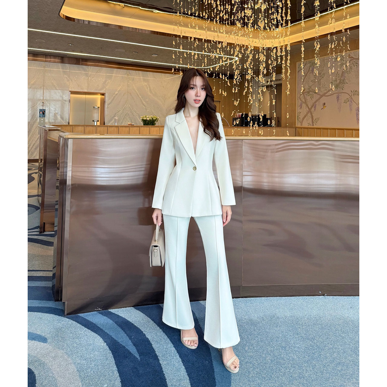 kudapy ชุดสูทมินิมอล ตัวเสื้อสูทแต่งกระดุมทองด้วยหน้า 1 เม็ด เสริมฟองน้ำบางๆ มีซับในทั้งตัว มาพร้อมกับกางเกงทรง Flare เย็บตีเกล็ดหน้า