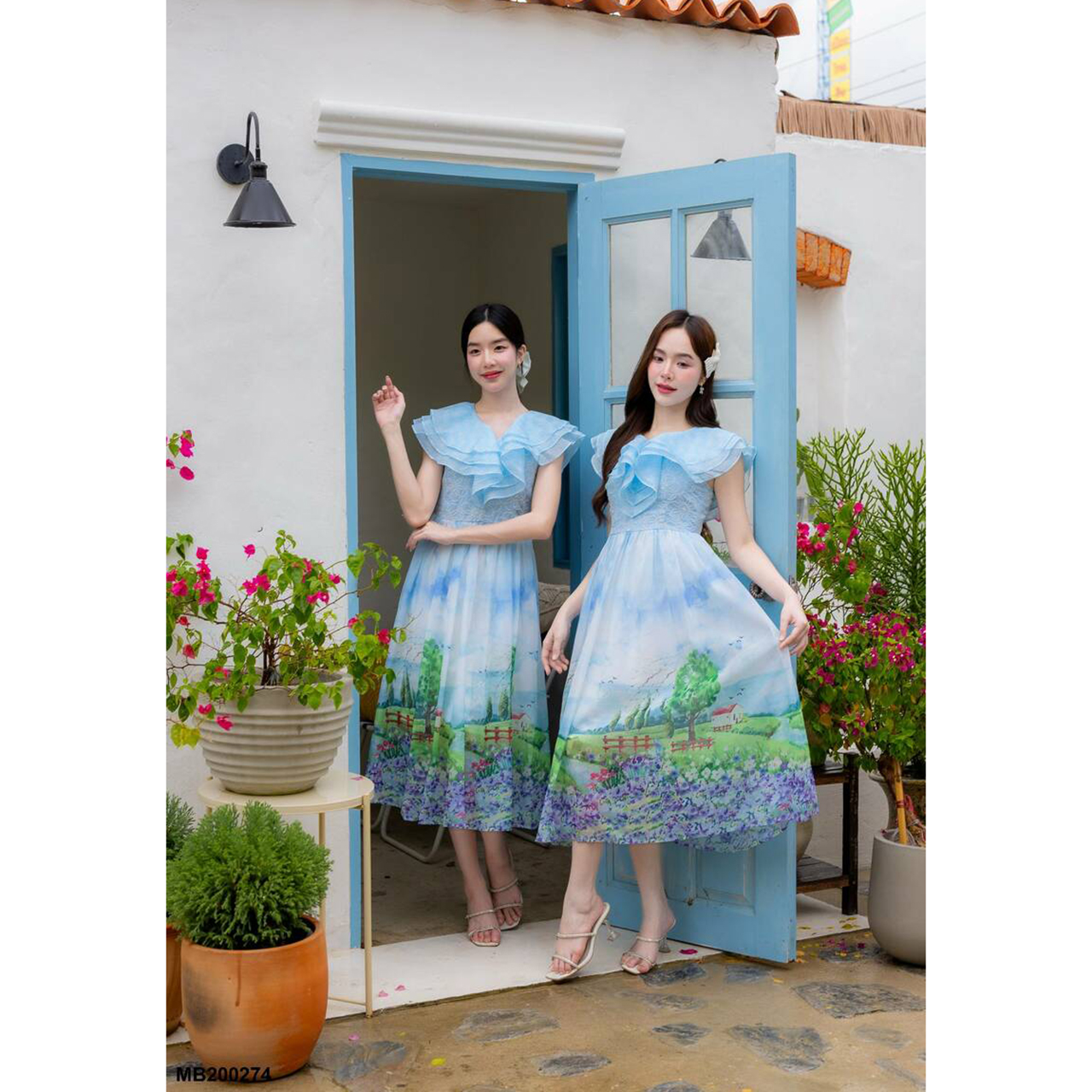 kudapy เดรสยาวสีฟ้า เดรสกระโปรงอัดพลีท แต่งลายสีสัน สวยดูดี