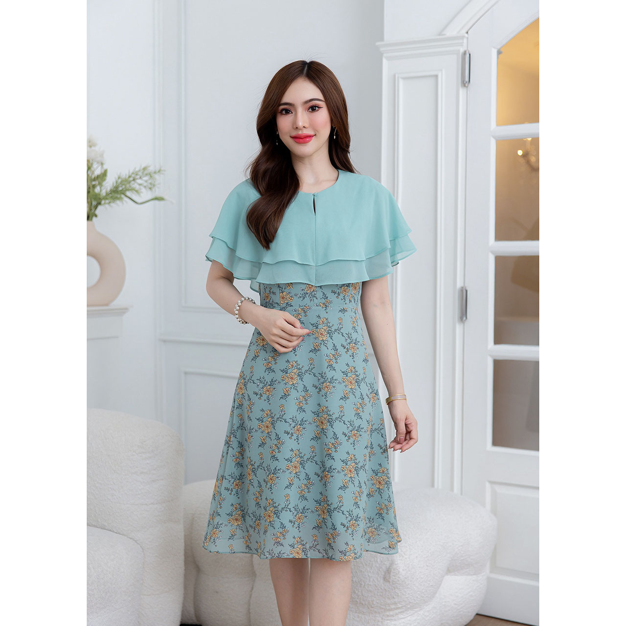 kudapy เดรสสั้นสีดำ/สีเขียว ผ้าชีฟอง ระบายสองชั้น ลายใหม่แพทเทิร์นยอดฮิต สวยพริ้ว ตัวเดรสเป็นชีฟองลายดอกสวย ตัดกับชีฟองสีพื้น