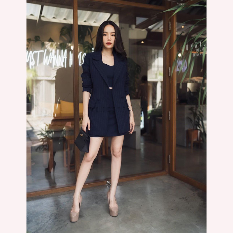 kudapy เซตสูทลายริ้วสีกรม/สีน้ำตาล มาคู่กับสายเดี่ยว พร้อมกระโปรงผ้าเรียบ งานสวย