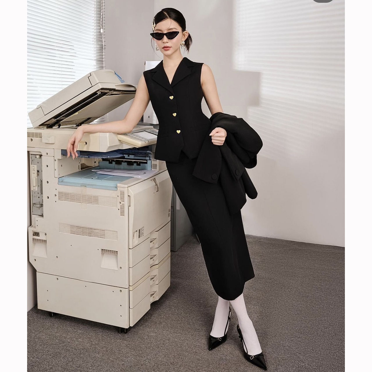 kudapy ชุดเซ็ทเสื้อแขนกุดกับกระโปรงยาวสีดำ ตัวเสื้อคอปก กระดุมจริงสีทองรูปหัวใจ มีซับในอย่างดี