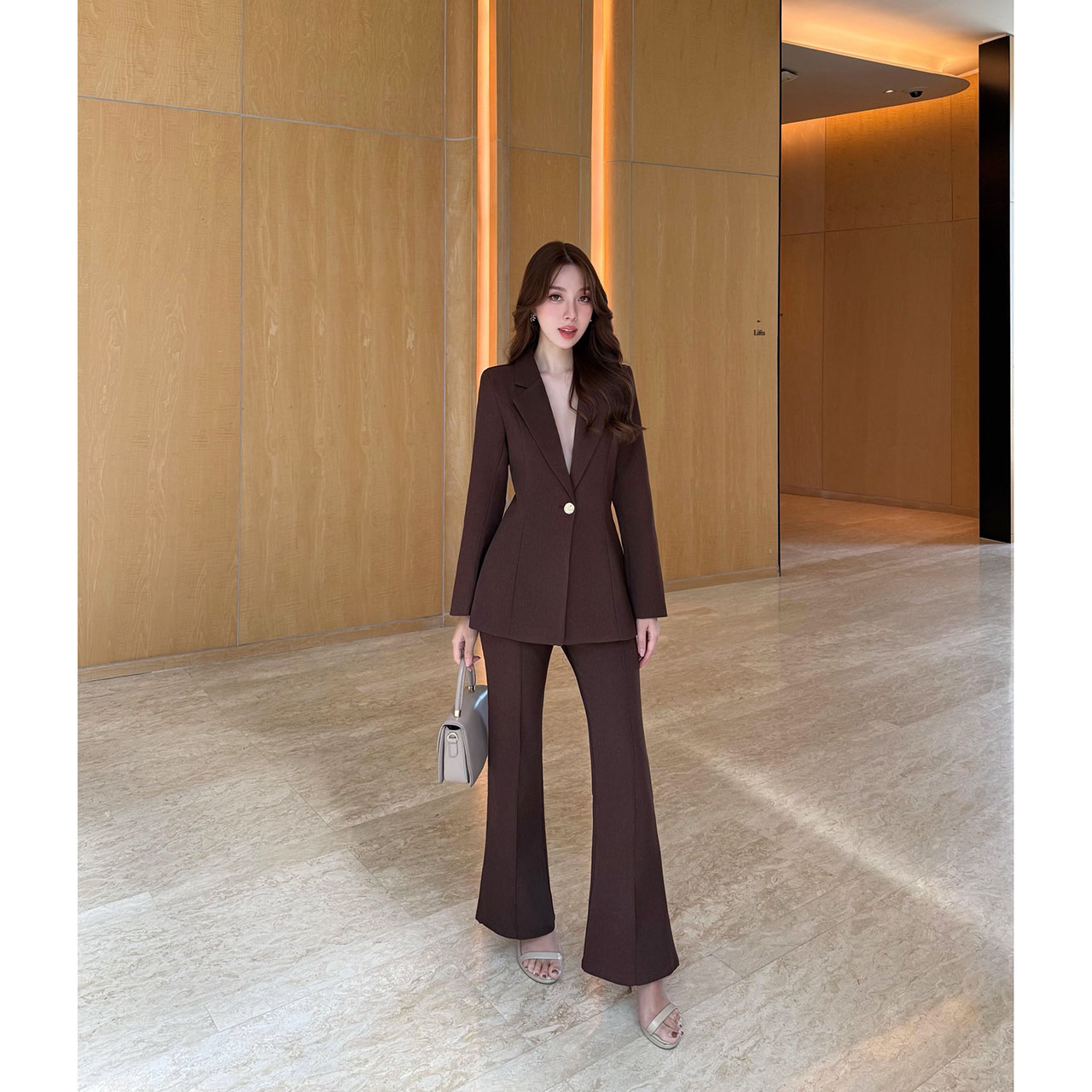 kudapy ชุดสูทมินิมอล ตัวเสื้อสูทแต่งกระดุมทองด้วยหน้า 1 เม็ด เสริมฟองน้ำบางๆ มีซับในทั้งตัว มาพร้อมกับกางเกงทรง Flare เย็บตีเกล็ดหน้า