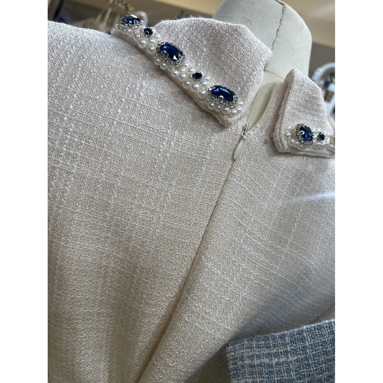 kudapy เดรสแขนสั้นผ้าพรีเมียมทวิต คอปกแต่งด้วย ลูกปัดคริสตัลและมุก กระดุมด้านหน้าแบบ เพชรคริสตัล (กระดุมตกแต่ง) เดรสเป็นซิปด้านหลังทำให้ใส่ได้ง่าย