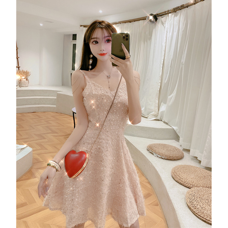 kudapy เดรสสั้นไปงานสีชมพูอมส้มอ่อน/สีขาว ผ้าขนฟรุ้งฟริ้งปักเลื่อม สายเดี่ยวตกแต่งสายพลอยสังเคราห์ คอวี กระโปรงทรงเอ สวยสดใส