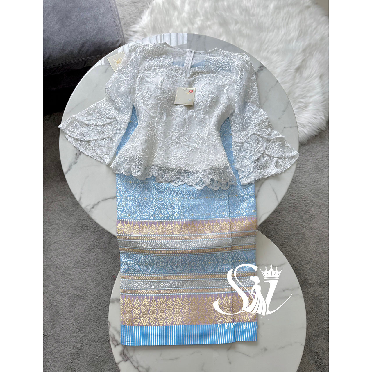 kudapy ชุดเซ็ทลูกไม้ใยบวบพรีเมี่ยม คอวี แขนกระดิ่ง มีซับในสองชั้นเย็บกุ่นขอบซ่อนตะเข็บ ผ้าถุงสำเร็จรูป ผ้าไหมทอลาย