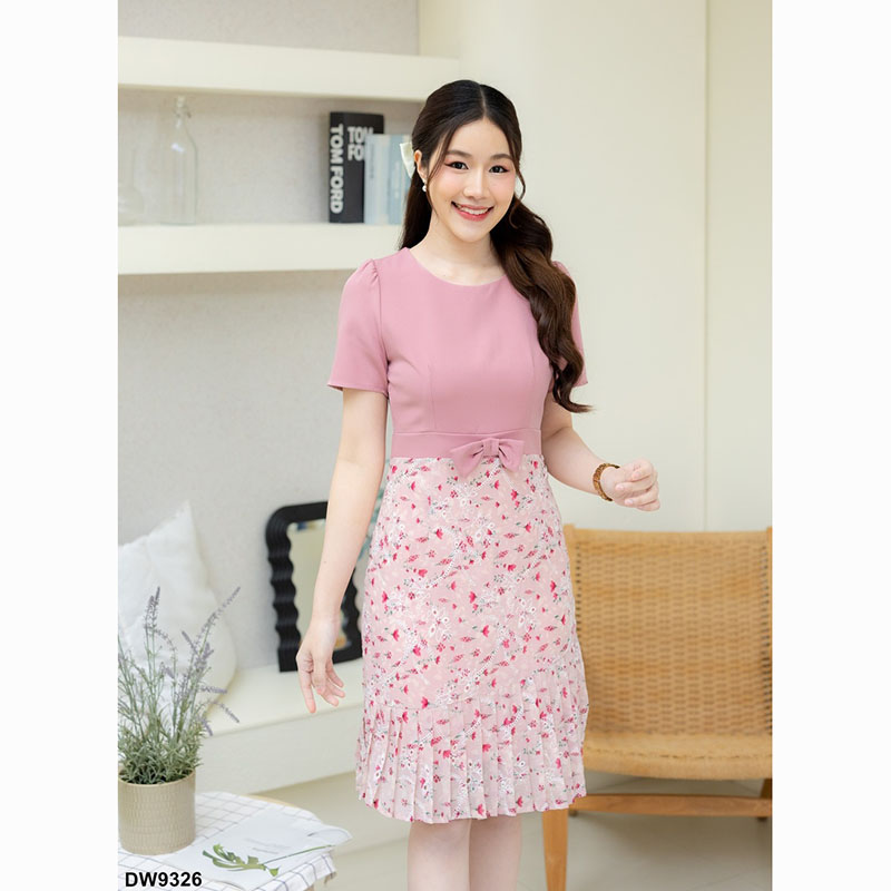 kudapy เดรสสั้นสีชมพู/สีครีม/สีกรม ทำงานช่วงล่างเป็นงานลูกไม้ฉลุ อัดพลีตสวยมากน้า ส่วนบนเป็นผ้าเรียบมินิเกิลมากก สีน่ารัก สุภาพ