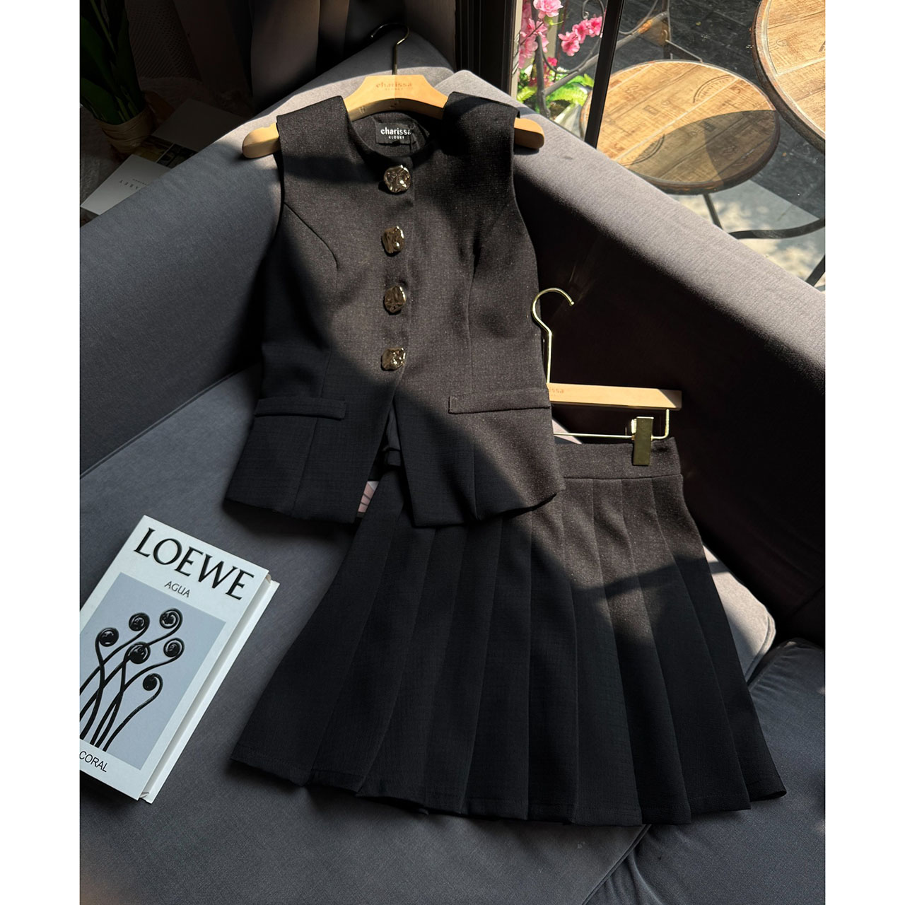 kudapy set เสื้อแขนกุด แต่งกระดุมสีทองเม็ดใหญ่ด้านหน้า(กระดุมทองเย็บติด ด้านใน มาพร้อมกับกระโปรงแต่งจีบ