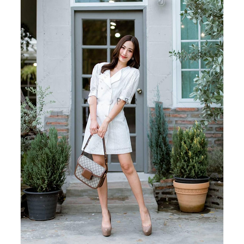 kudapyเดรสสั้นสีขาว/ม่วง ทรงเบลเซอร์ ผ้าฉลุทั้งตัว แขนพอง เสริมบ่า+ซับในทั้งตัว