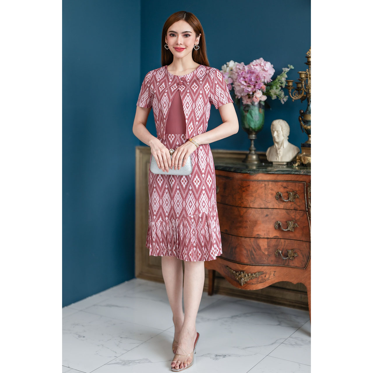 kudapy เดรสผ้าโพลีเอสเตอร์ งานพิมพ์ลาย กั๊กแต่งกระดุม ส่วนกระโปรงอัดพลีทเป็นจีบ ทรงสวย