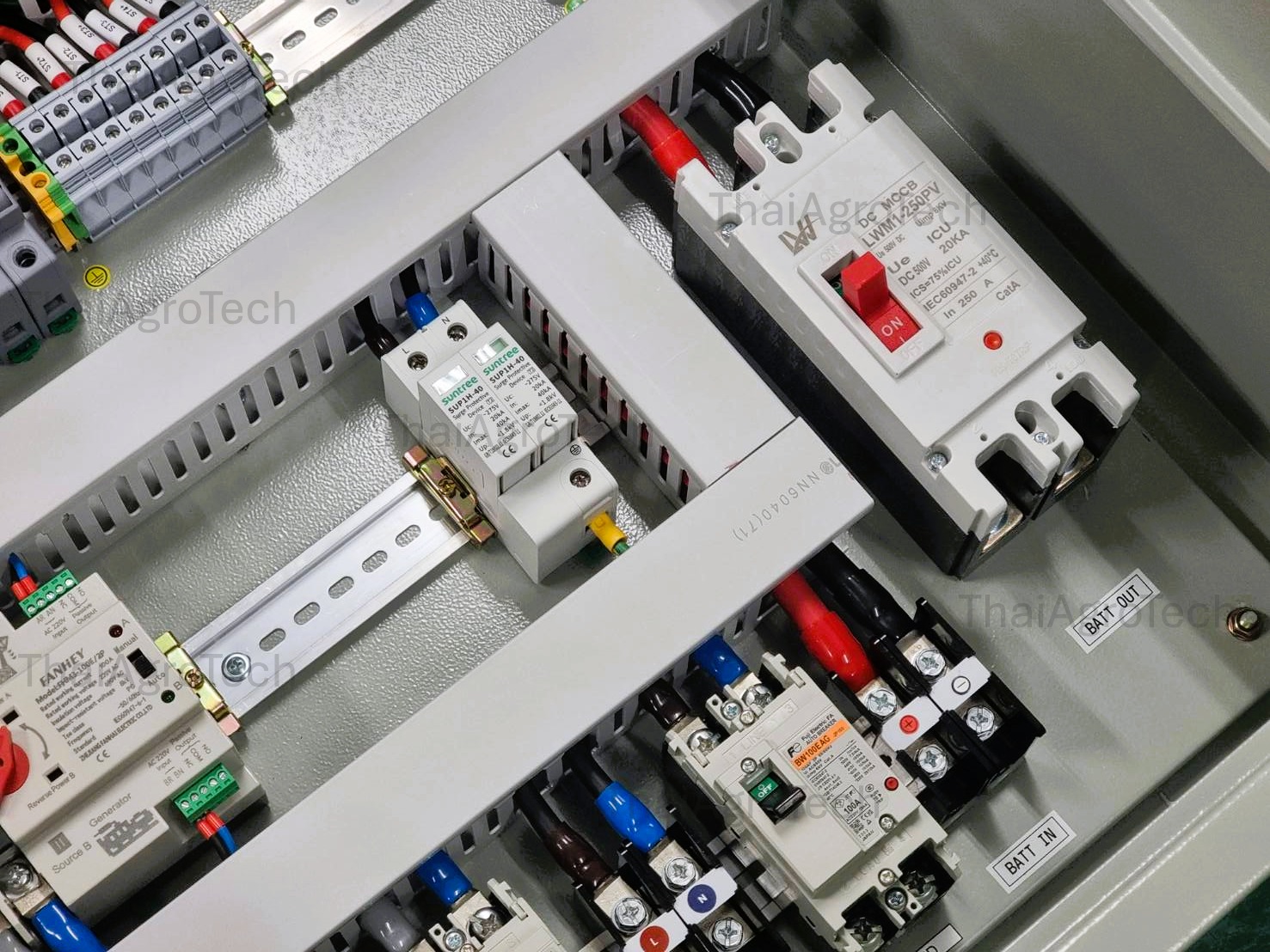 ตู้ไฟ ตู้คอมบายเนอร์ สำหรับระบบโซล่าเซลล์แบบ ออนออฟกริดไฮบริด 4สตริง 3เฟส AC-DC Combiner On/Off-Grid Hybrid 4 String 3Phases