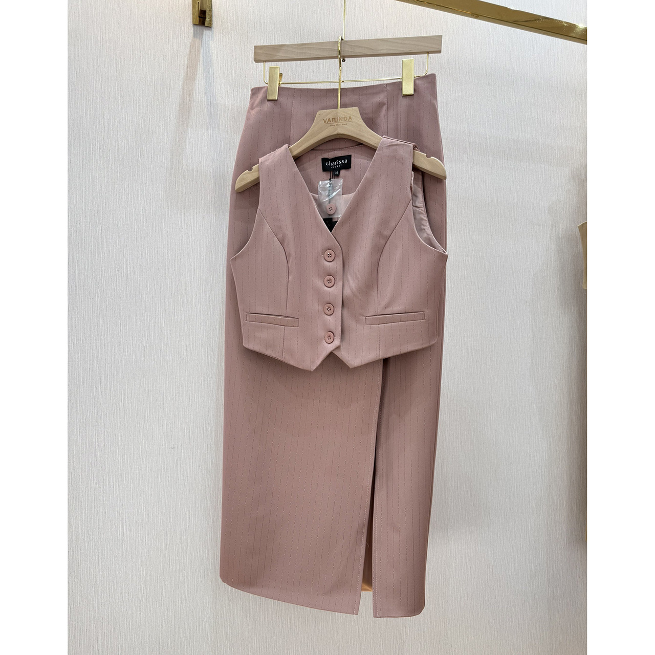 kudapy ชุดเซ็ทสีชมพูกะปิ/สีชมพูนู้ด/สีครีม ลายริ้วเสื้อแขนกุด+กระโปรงยาวผ่าหน้า สวยเกร๋มาก