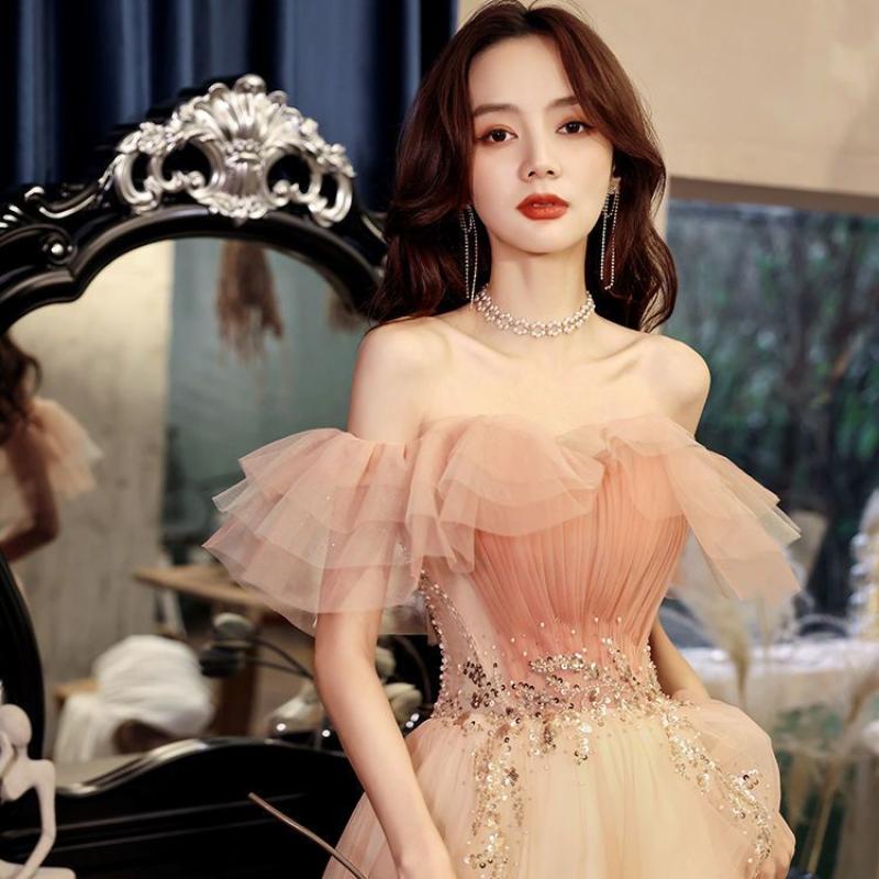kudapy (พรีออเดอร์ 15-30 วัน) ชุดราตรีไปงาน ชุดราตรีเปิดไหล่สีชมพูโอรส แต่งระบายรอบอก เป็นเลเยอร์ชั้น เอวแต่งลูกไม้เพิ่มดีเทลจับจีบด้านหน้าตามแบบ งานสวยหรูดูแพงมากรุ่นนี้ใส่แล้วเกิดมากค่ะแม่