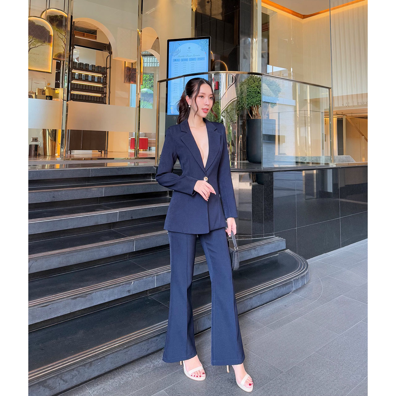 kudapy ชุดสูทมินิมอล ตัวเสื้อสูทแต่งกระดุมทองด้วยหน้า 1 เม็ด เสริมฟองน้ำบางๆ มีซับในทั้งตัว มาพร้อมกับกางเกงทรง Flare เย็บตีเกล็ดหน้า