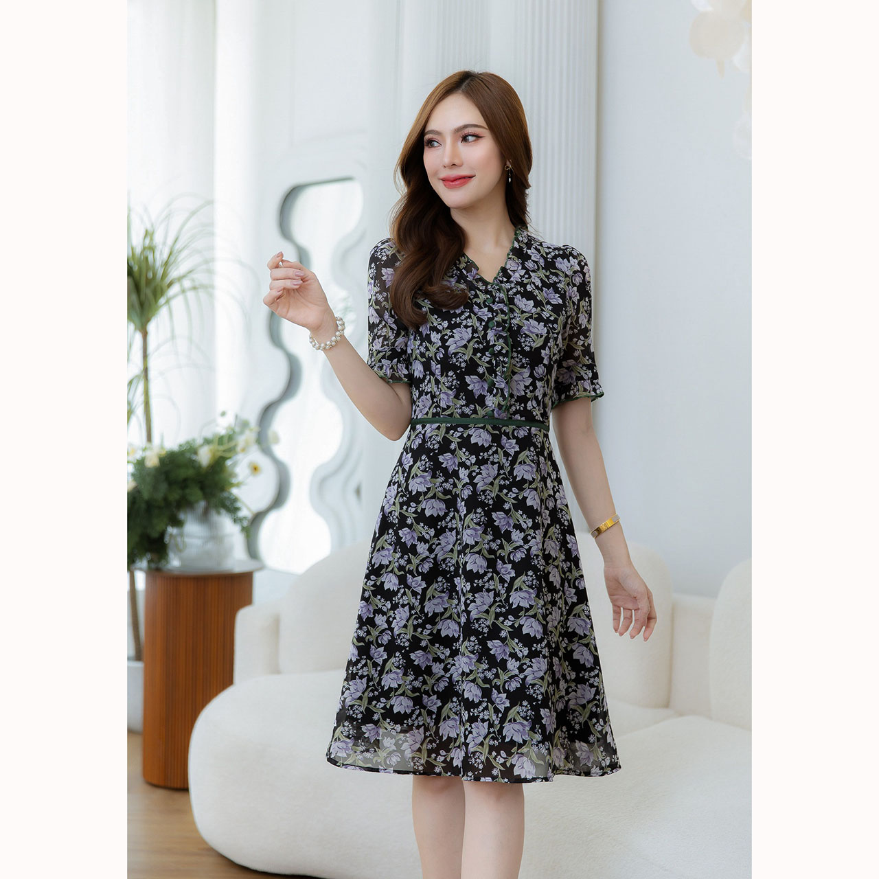 kudapy เดรสสั้นสีเหลือง/สีดำ ผ้าชีฟองลายดอกไม้ มีดีเทลคาดขอบเขียวตัดช่วงเอว แต่งกระดุมช่วงอก จับจีบระบายรอบคอ