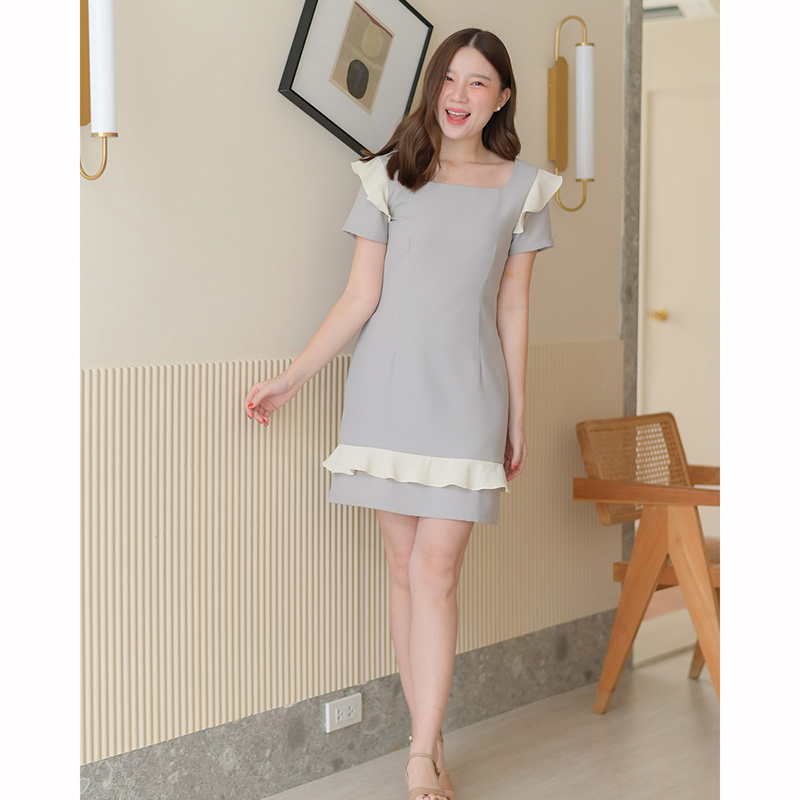 kudapy เดรสสั้นสีชมพู/สีเทาเข้ม/สีเทาอ่อน คอเหลี่ยม ดีไซน์น่ารัก มีระบายที่รอบแขนและช่วงชายเดรสเพิ่มความหวาน ใส่ง่ายได้หลายโอกาส มีซับใน