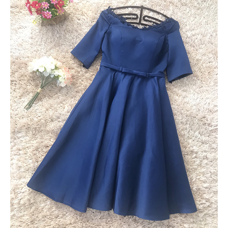 kudapy ชุดเดรสออกงานสีน้ำเงิน ดีไซน์คอวี แขนสั้น แต่งรอบคอเสื้อด้วยผ้าถักโครเชต์ลายใบไม้