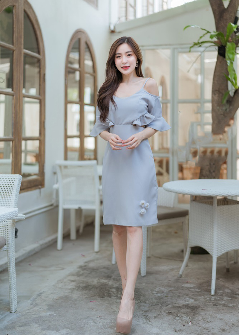 เดรสสั้นสายเดี่ยวสีเทา ทรงปาดไหล่ ดีเทลเปิดข้างช่วงเอวทั้งสองข้าง