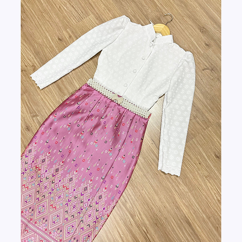 kudapy ชุดเซทเสื้อลูกไม้คอหยักแขนยาว แต่งกระดุมหน้าเรียงเม็ดเก๋ๆ เนื้อผ้าลูกไม้ฝรั่งเศส าพร้อมกับผ้าถุงสำเร็จรูป ซิปหลัง ไหมแพรทิพย์ทอลาย อัดกาว