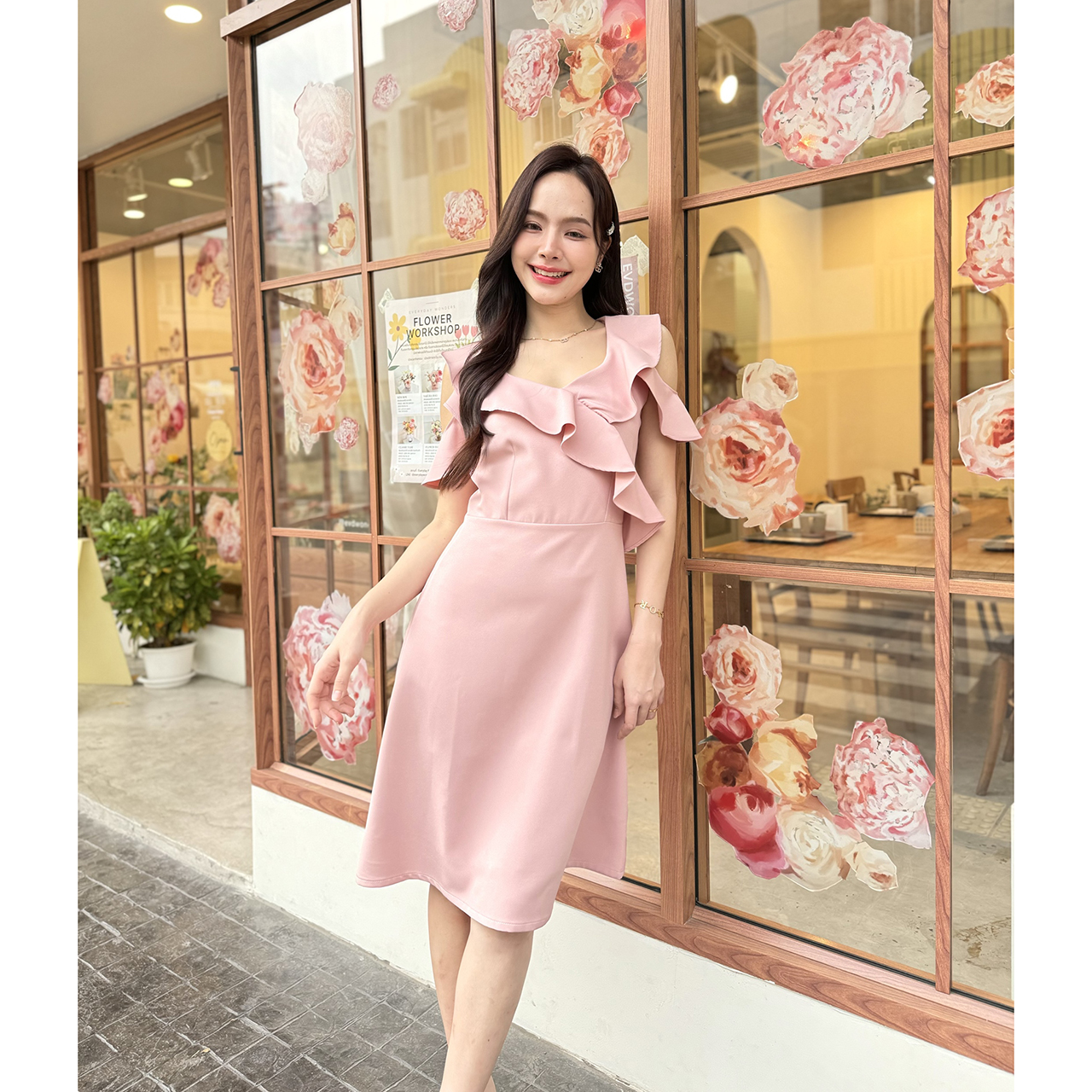 kudapy เดรสสั้นสีเขียวมัทฉะ/สีสีครีม/สีกรม/สีชมพู ทรงเว้าไหล่ เพิ่มความ feminine ด้วยการแต่งระบาย ด้านหน้า และที่แขน ต่อด้วยกระโปรงทรงเอความยาวคลุมเข่า