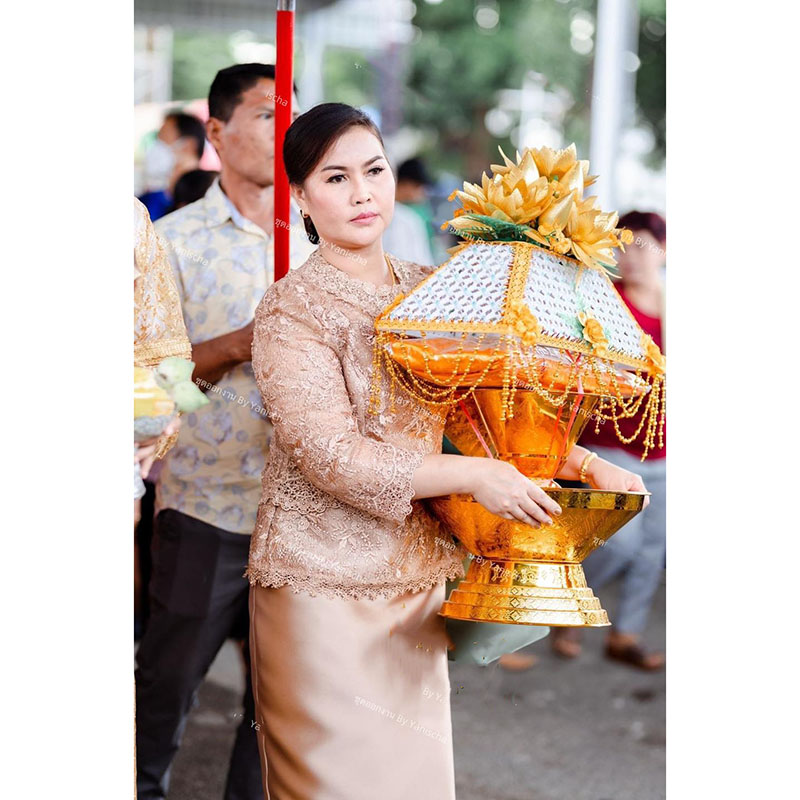 kudapy ชุดเซ็ทลูกไม้ใยบวบปักเลื่อมสีทองน้ำผึ้ง เกรดพรีเมี่ยม ดีเทลตรงเอวเวลาใส่แล้วพรางหน้าท้องดีมากๆและดูหรู สง่าแน่นอน กระโปรงใช้ผ้าไหมอิตาลีเป็นทรงจีบหน้า