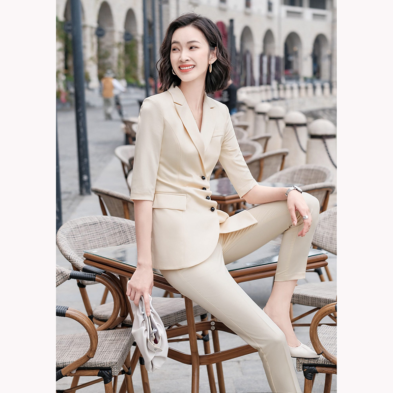 kudapy ชุดสูททำงานผู้หญิงสีขาว/สีครีม แต่งกระดุมแถวพร้อมกางเกง จุดเด่นของชุดนี้คือการออกแบบเพิ่มดีเทลกระดุมด้านหน้าขึ้นมาเพื่อเพิ่มดีสไตล์