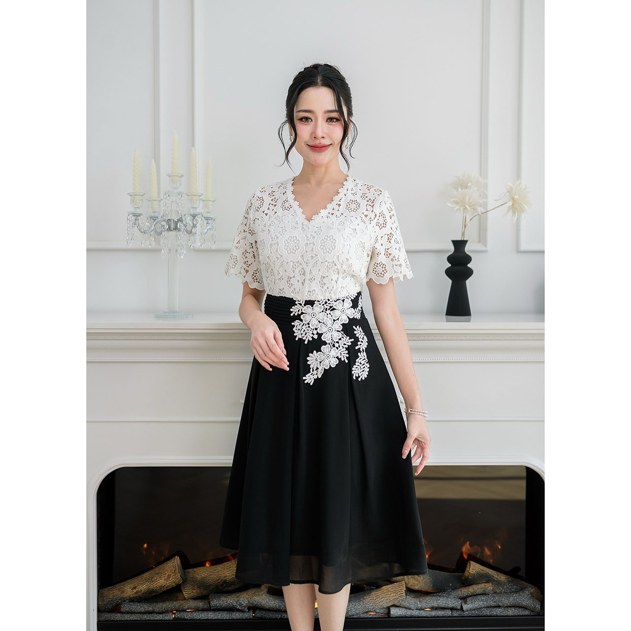 kudapy เดรสลูกไม้ถักเนื้อดีทอลายแน่นๆ เนื้อผ้านิ่มรุ่นนี้ลูกไม้ไม่เงา เอวตกแต่งดอกไม้ลูกไม้สวยงาม ช่วงกระโปรงเป็นผ้าพริ้วชิฟฟ่อน