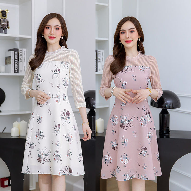 kudapy เดรสสั้นสีชมพู/สีครีม ไหล่ลูกไม้คอจีบ ตัดต่อด้วยผ้าลายดอกสวยหวาน ทรงระบายเน้นเอว ใส่แล้วดูมีทรง ผ้าลูกไม้ช่วงแขนลายสวย