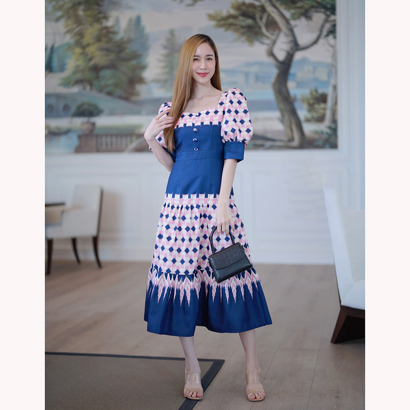 kudapy เดรสยาวสีกรม/สีชมพู คอเหลี่ยมกระดุมหน้าชายระบายลายไทย