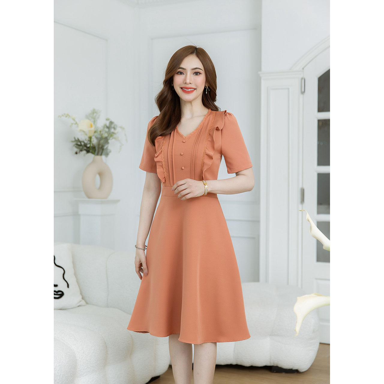 kudapy เดรสผ้าพื้นคอวีเรียบแต่เก๋ มีดีเทล แต่งกระดุม ตีเกล็ดช่วงอก เย็บแต่งระบายและแต่งลูกไม้ สวยเรียบแต่ดีเทลแน่น