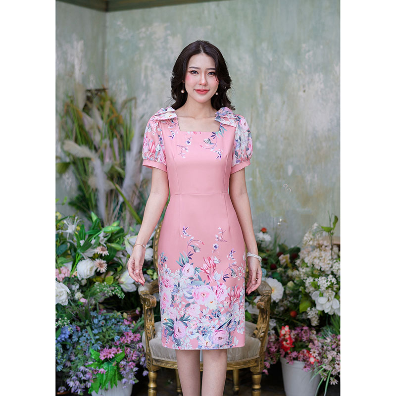 kudapy เดรสสั้นสีน้ำตาลเบจ/สีชมพู งานผ้าพิมพ์ลายดอกไม้น่ารักๆ แขนตุ๊กตา ไหล่แต่งโบว์ทั้งสองข้าง มีซับในแต่งซิปหลัง เนื้อผ้าเบาสบาย