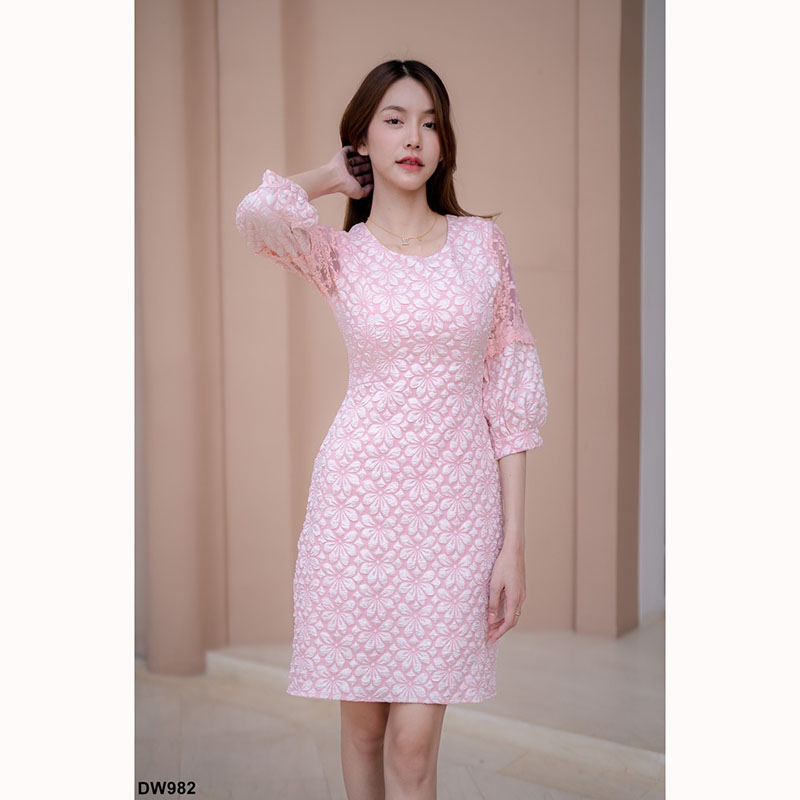 kudapy เดรสสั้นสีชมพู/สีขาว/สีแดง ผ้าทอลายนูนดอกไม้แขนตาข่าย