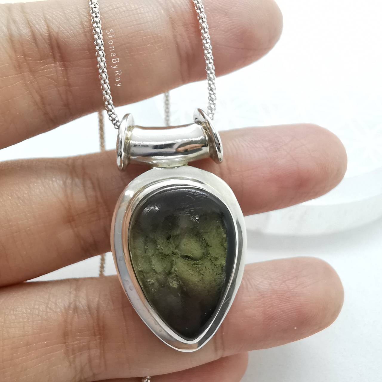 สร้อยคอเงินจี้สะเก็ดดาวโมดาไวท์ Moldavite
