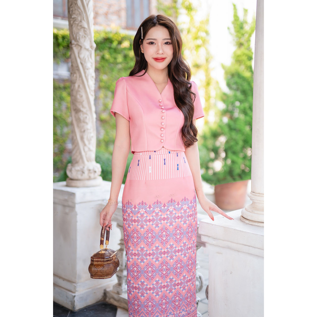 kudapy Set 2 ชิ้น (เสื้อ+กระโปรงยาว) งานผ้าโพลีเอสเตอร์งานพิมพ์ลาย เนื้อผ้าอัดกาว เสื้อคอวี แต่งกระดุมหลอก