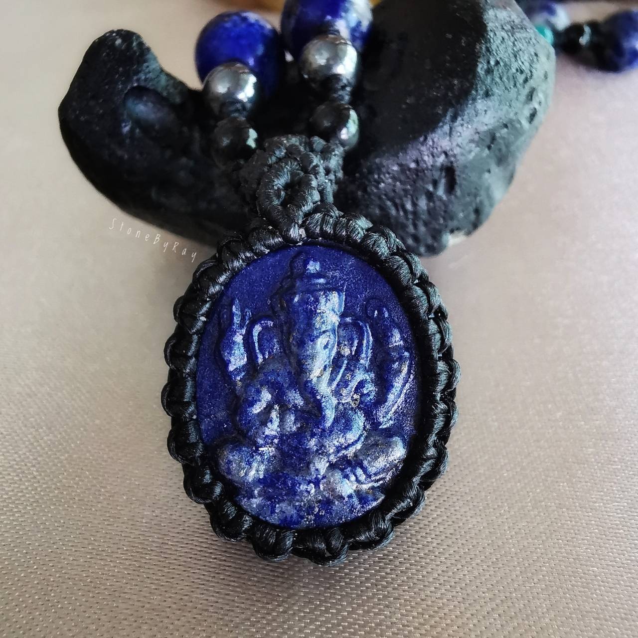 สร้อยคอเชือกถักจี้หินลาพิสลาซูลีแกะสลักองค์พระพิฆเนศ