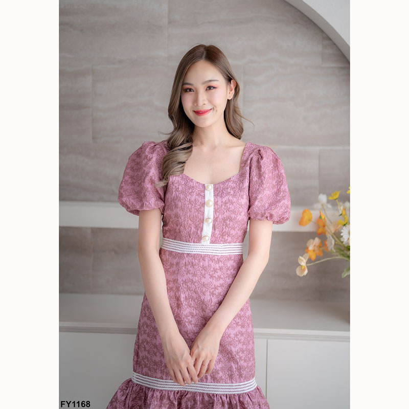 kudapy เดรสสั้นสีชมพู/สีขาว ผ้าอัดลายลูกไม้แต่งแขนตุ๊กตา ทรงเข้ารูป เบบี้ดอลสไตล์สาวเรียบร้อย ดีเทลเนี้ยบ