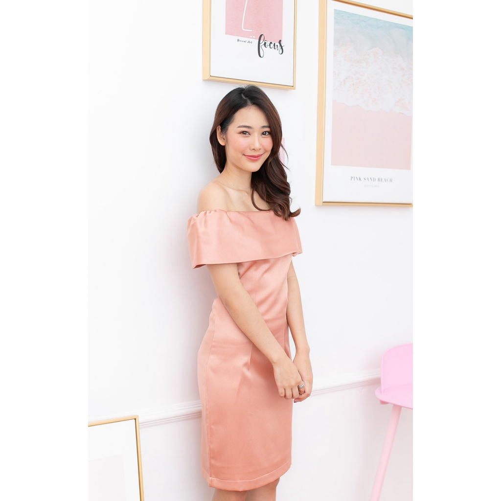 kudapy เดรสราตรีไปงานสีแชมเปญ เดรสสั้นเปิดไหล่ เกาะไหล่ ผ้าซาร่าผ้าเงา