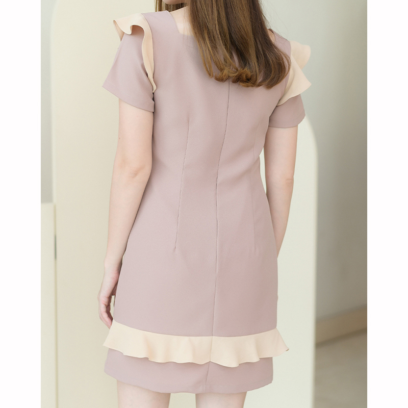 kudapy เดรสสั้นสีชมพู/สีเทาเข้ม/สีเทาอ่อน คอเหลี่ยม ดีไซน์น่ารัก มีระบายที่รอบแขนและช่วงชายเดรสเพิ่มความหวาน ใส่ง่ายได้หลายโอกาส มีซับใน