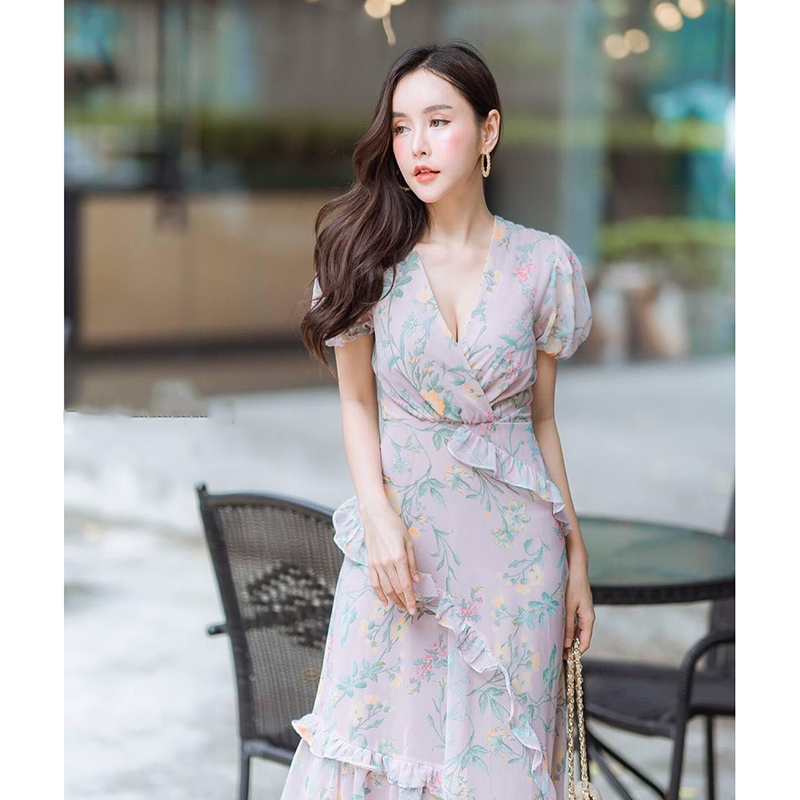 kudapy แม็กซี่เดรสผ้าพริ้วพิมพ์ลายดอกไม้ คอวีทบ แขนตุ๊กตา กระโปรงผ่า ขลิบขอบแต่งระบาย สวยสะพรึง