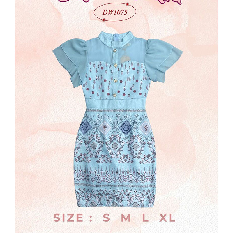 kudapy เดรสสั้นสีชมพู/สีครีม/สีฟ้า ผ้าพิมพ์ลายไทย คอปกสูง แต่งผ้าชีฟองช่วงแขน ใส่ทำงานได้ไม่มีเอ้าท์ เป็นงานซิปซ่อนด้วย