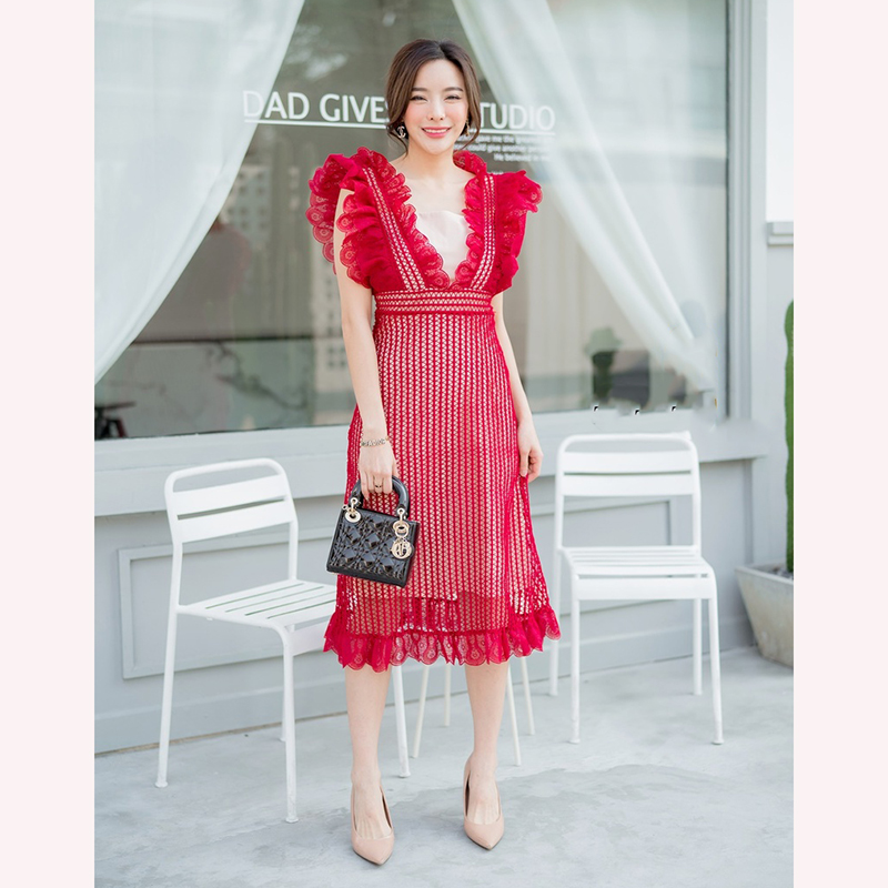 kudapy เดรสยาวสีชมพู/สีแดง/สีขาว แขนกุ ผ้าดลูกไม้แต่งระบาย2ชั้น ซับในสีครีม เดรสยาวคลุมเข่า