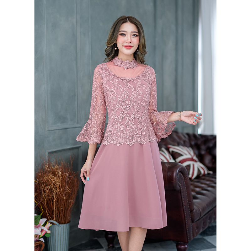 kudapy เดรสสั้นสีชมพูกะปิ/สีเขียว/สีดำ ลูกไม้เงาดีไซน์สวยหรูค่ะ ชุดนี้ด้านบนเป็นผ้าลูกไม้แต่งคอช่วงอกจะเป็นซีทรูเบาๆทรงคอปาด